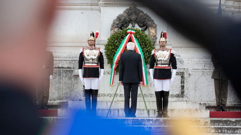 Fotografija: Predsednik republike Sergio Mattarella ob prazniku dneva osbodotive.

FOTO: Quirinale Press Office/Afp