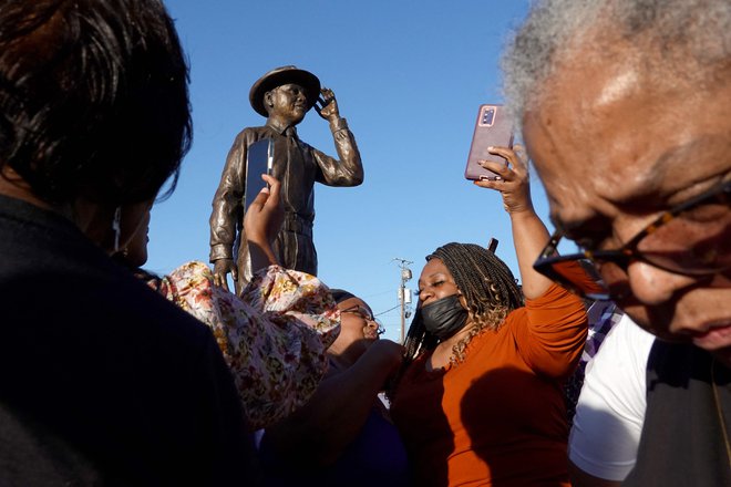Enaindvajsetega oktobra 2022 so odkrili kip Emmetta Tilla. FOTO: AFP