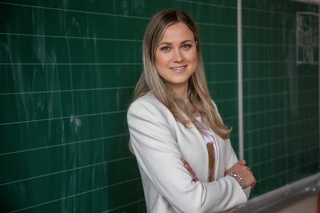 Učiteljica Anja Fideršek spodbuja učence z vprašanji, da sami pridejo do odgovorov in s tem do zapisov v zvezkih, ki jih morajo znati. FOTO: Voranc Vogel/Delo