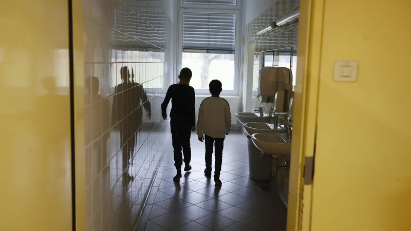 Medtem ko smo upravičeno postali bolj občutljivi in pozorni, kaj se dogaja v šolah, so vajeti prevzeli starši, ki ne obvladajo svojih otrok. FOTO: Leon Vidic/Delo