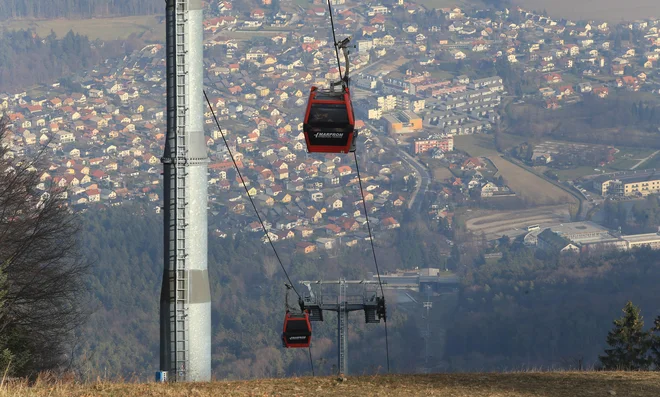 Kolesar je vozil od Pohorske vzpenjače proti Mariboru. FOTO: Tadej Regent