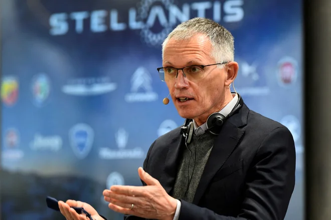 Stellantisov šef Carlos Tavares ne spreminja načrtov elektrifikacije skupine, za obstoječe klasične avtomobile pa bodo vsaj preizkušali uporabnost sintetičnih goriv. FOTO: Massimo Pinca/Reuters