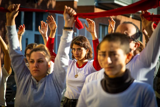 Prizor z lanskih berlinskih protestov proti početju iranskih oblasti; v Iranu je trenutno zaprtih 57 pisateljev. FOTO: Feminista Berlin