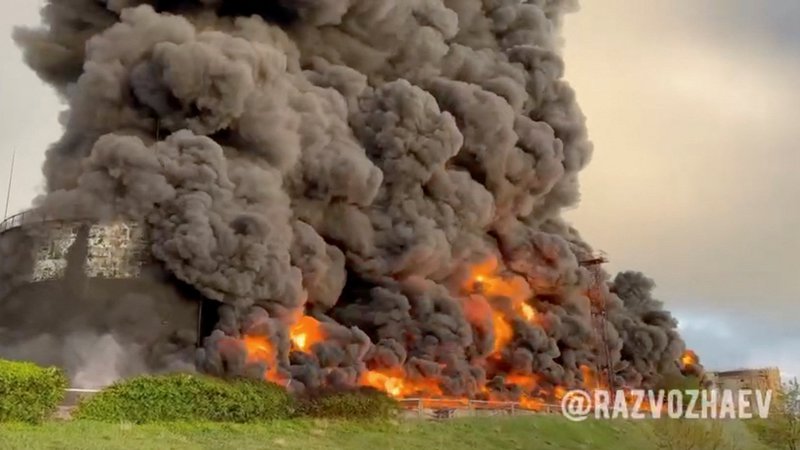 Fotografija: Požar naj ne bi vplival na oskrbo Sevastopola z gorivom. FOTO: Mikhail Razvozhaev/Via Telegram/Via Reuters