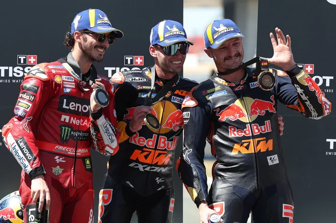V sprinterski preizkušnji v Jerezu v razredu motoGP je bil najhitrejši Brad Binder (v sredini). FOTO: Pierre-philippe Marcou/AFP