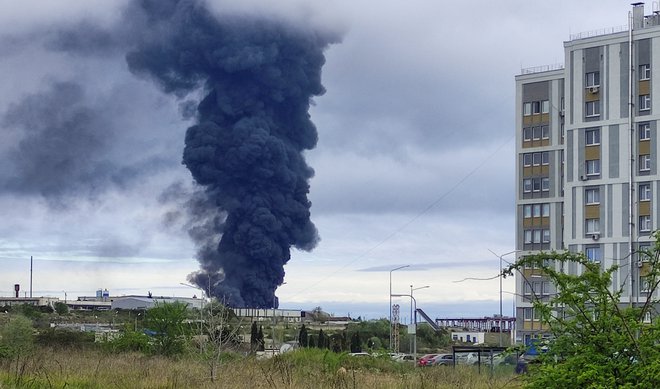 Dim nad skladiščem goriva v Sevastopolu. FOTO: Stringer Reuters