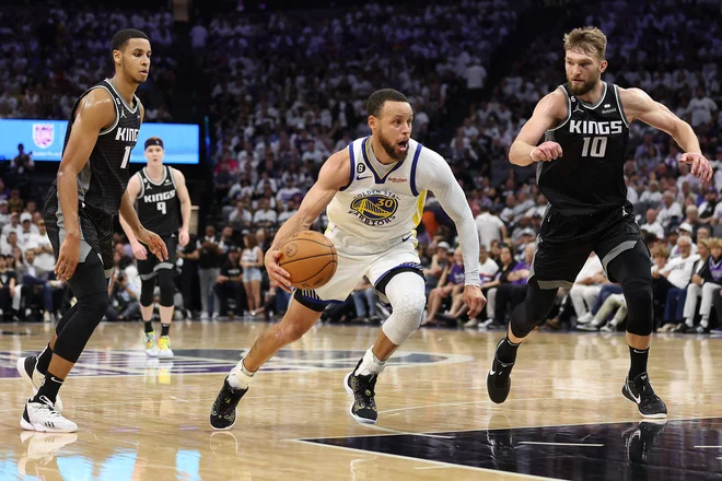 Stephen Curry je priredil uspešen večer navijačem. FOTO: Ezra Shaw/AFP