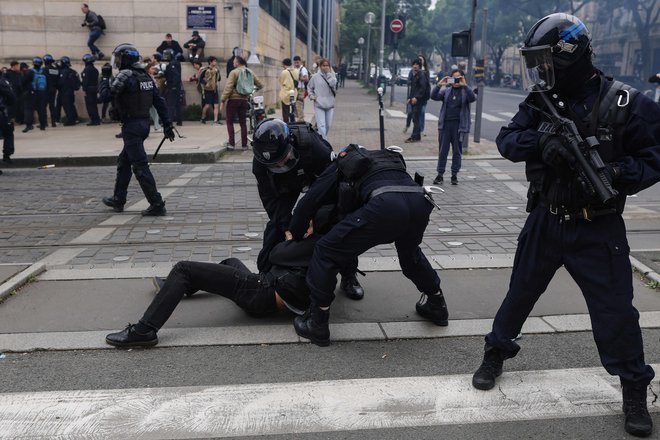 V Franciji so mednarodni dan delavcev letos zaznamovali množični  protesti po vseh mestih. FOTO: AFP