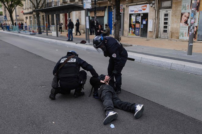 Francoska policija je morala posredovati večkrat in uporabiti tudi prisilna sredstva. FOTO: AFP