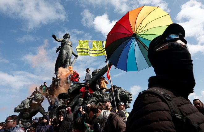 V Parizu so bili protestniki tudi mavrični. FOTO: Reuters/Benoit Tessier