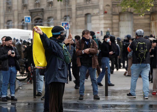 Protesti na mednarodni dan delavskega gibanja v Parizu. FOTO: Reuters/Benoit Tessier