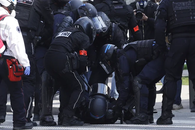 Za razliko od števila ranjenih policistov podatka o tem, koliko je ranjenih protestnikov, še ni. FOTO: Geoffroy van der Hasselt/AFP