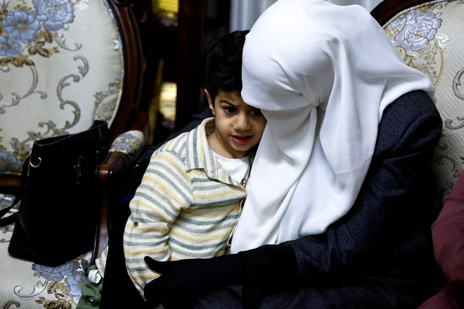 Adnanova žena Randa Musa s sinom. V Adnanovi družini so izraelske oblasti obtožili niza hudih primerov malomarnosti. FOTO: Raneen Sawafta/Reuters