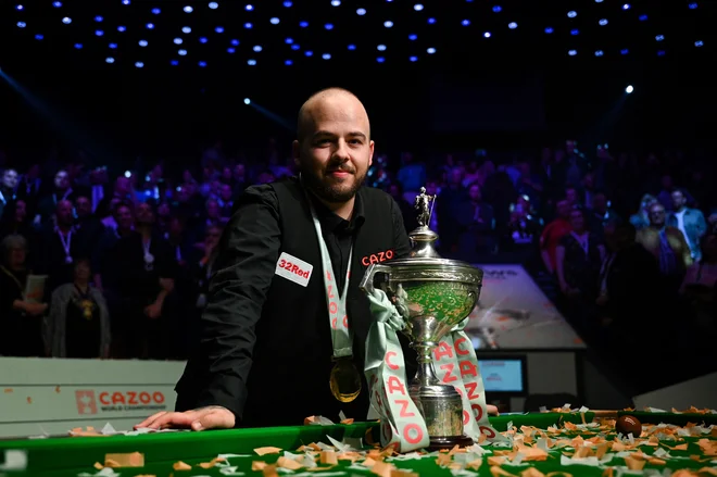 Belgijec Luca Brecel je dobil najmočnejši turnir v Sheffieldu. FOTO: Oli Scarff/AFP