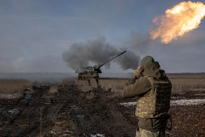 Ukrajinski vojak pri Bahmutu. ZDA podatkov o žrtvah na ukrajinski strani niso navedle. FOTO: Marko Djurica/Reuters