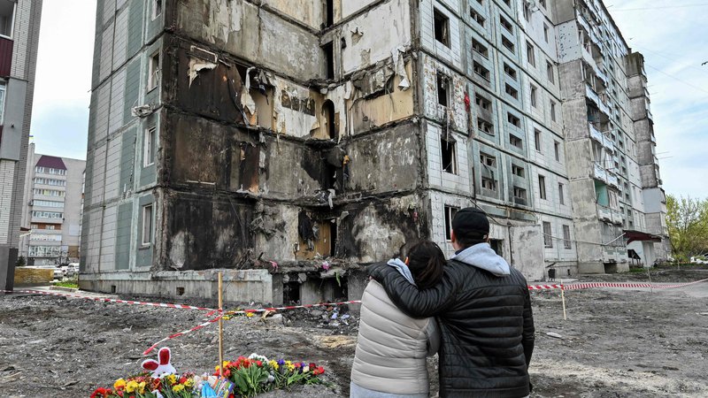 Fotografija: Ruski napadi so v zadnjih dneh terjali več smrtnih žrtev, zlasti v mestu Uman, kjer naj bi bilo v petek ubitih več kot 20 ljudi. FOTO: Genya Savilov/AFP