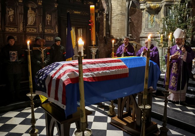 Pokop pripadnika mednarodnih enot ukrajinske vojske, nekdanjega ameriškega marinca. FOTO: Stringer Reuters