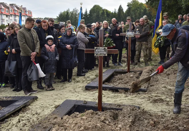 Edini gotov izid vsake vojne so mrtvi in trpljenje. FOTO: Stringer Reuters
