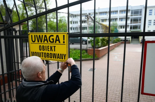 Poljska je konec tedna zasegla poslopje ruske šole v Varšavi. FOTO: Jaap Arriens/Afp