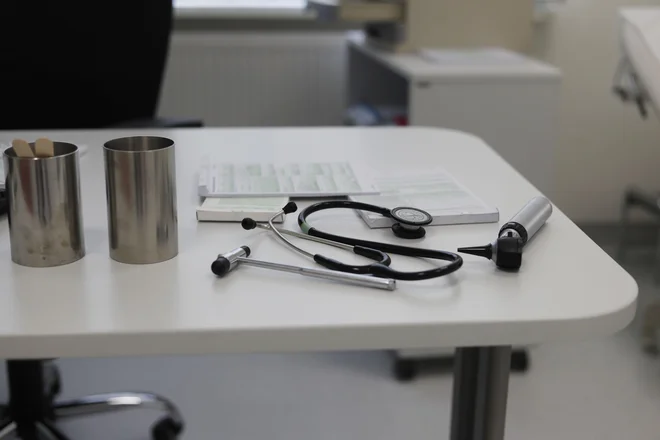 Zdravnik v ambulanti splošne medicine bo po novem plačan skoraj 45 evrov bruto na uro, pred povišanji plač pa je bil pet evrov manj. FOTO: Leon Vidic/DELO
