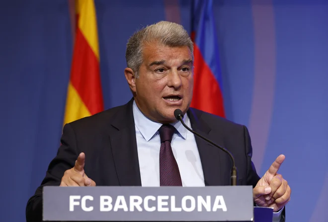 Prvi mož nogometnega velikana Barcelna Joan Laporta na vsek koncih išče podporo in rešitve za prihodnost kluba. FOTO: Albert Gea/Reuters