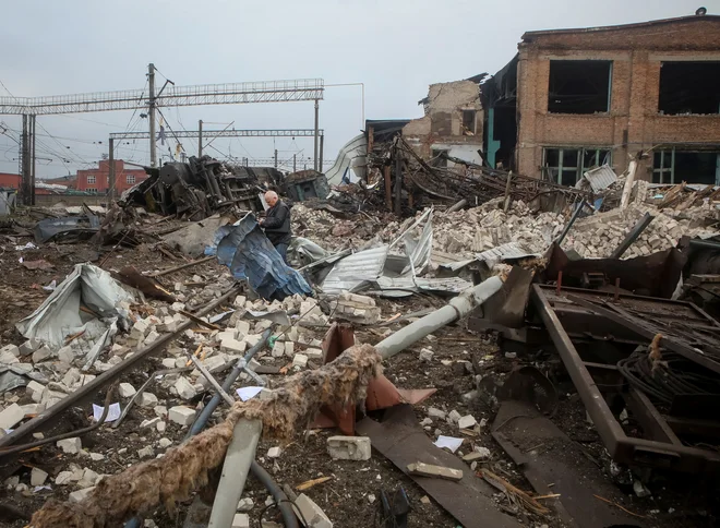 Tudi ruske sile so raketirale železniško infrastrukturo v Ukrajini. FOTO: Vyacheslav Madiyevskyy/Reuters