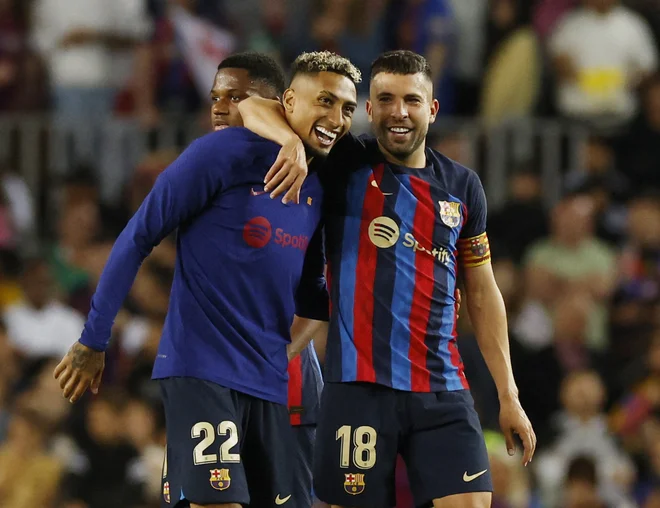 Raphinha in strelec edinega gola Jordi Alba sta se takole veselila zmage Barcelone. FOTO: Albert Gea/Reuters