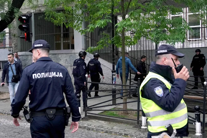 Po poročanju tabloida Blic so jim učenci povedali, da je 14-letnik znorel, ker je dobil enko pri zgodovini, saj ima sicer same petice. V šolo je menda prišel s petimi polnimi nabojniki. FOTO: Djordje Kojadinovic/Reuters