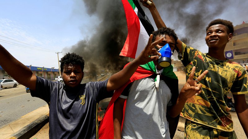 Fotografija: Zaradi spopadov se v Sudanu zaostrujejo humanitarne razmere.  FOTO: Mohamed Nureldin Abdallah/Reuters