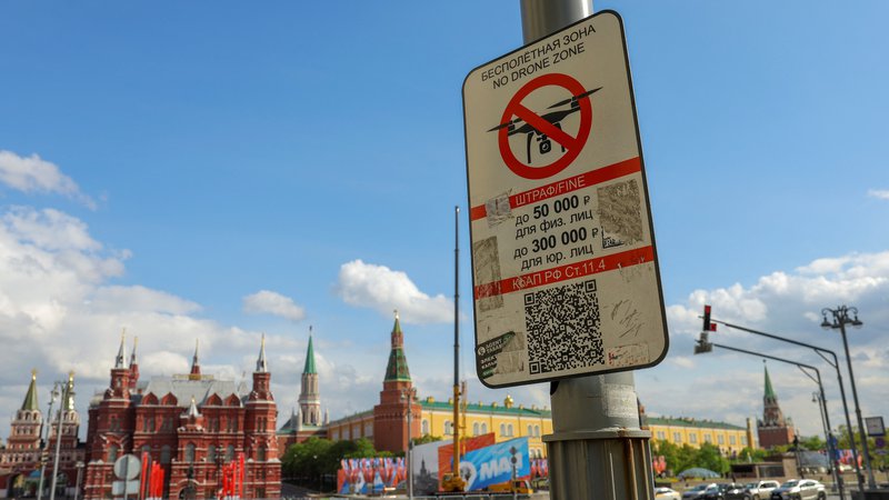 Fotografija: Uporaba zasebnih brezpilotnih letal je v ruski prestolnici odslej prepovedana. FOTO: Jevgenija Novoženina/Reuters