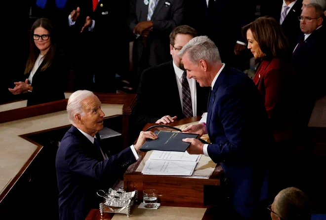 Demokratski predsednik Joe Biden in republikanski voditelj kongresnega predstavniškega doma Kevin McCarthy se bosta dogovarjala o zvišanju meje zadolževanja in državni potrošnji. Foto Evelyn Hockstein Reuters