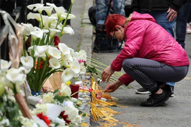 Več tisoč Beograjčanov se je v sredo zvečer zbralo na Cvetnem trgu in se poklonilo žrtvam strelskega napada. FOTO: Antonio Bronic/Reuters