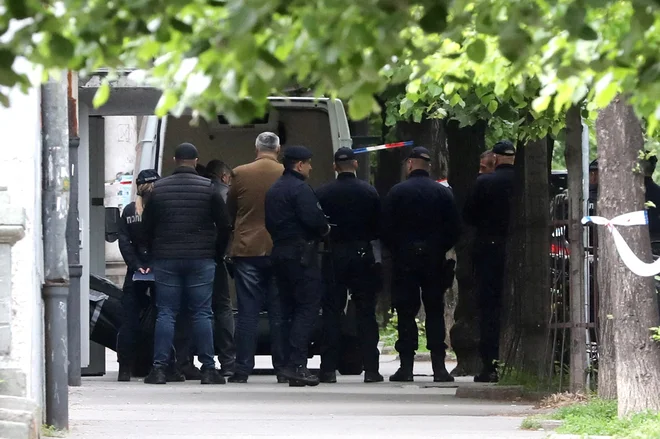 V državi so od petka razglasili tridnevno žalovanje, v beograjskih šolah pa so danes pouk začeli z minuto molka, poroča beograjska tiskovna agencija Beta. FOTO: Djordje Kojadinovic/Reuters