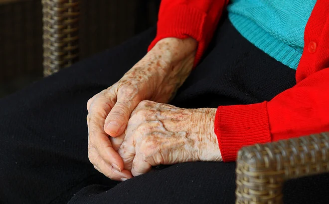 Alzheimerjevi bolezni bomo morali v našem zdravstvenem sistemu dati novo, pomembnejše in finančno zahtevnejše mesto, tako da bodo tudi naši bolniki imeli enake možnosti kot drugje po svetu. FOTO: Blaž Samec/Delo