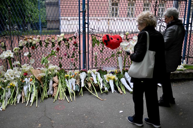 Na tisoče ljudi, zlasti mladih, se je poklonilo spominu na tragično umrle. FOTO: Andrej Isakovic/AFP