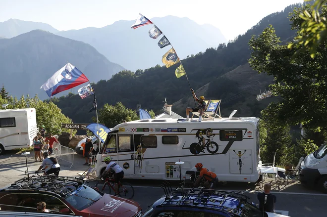 Rogličevi navijači na Alpe d'Huezu med lanskim Tourom. Foto Leon Vidic