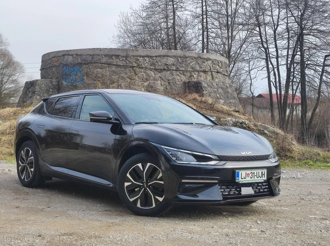 Kia EV6 je največji električni avtomobil te znamke. Sprednji del je privlačno zašiljen, silhueta pa se športno spušča proti zadku, a ne toliko, da bi to okrnilo prostor za glavo zadaj sedečih.

FOTO: Boštjan Okorn
