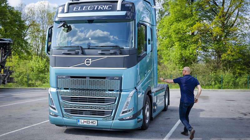 Fotografija: Elektrifikacija tovornih vozil je edini način za izpolnitev zavez iz pariškega sporazuma o podnebnih spremembah, so prepričani v Volvo Trucks. FOTO: Jože Suhadolnik/Delo