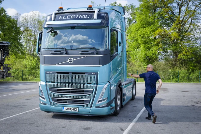 Elektrifikacija tovornih vozil je edini način za izpolnitev zavez iz pariškega sporazuma o podnebnih spremembah, so prepričani v Volvo Trucks. FOTO: Jože Suhadolnik/Delo