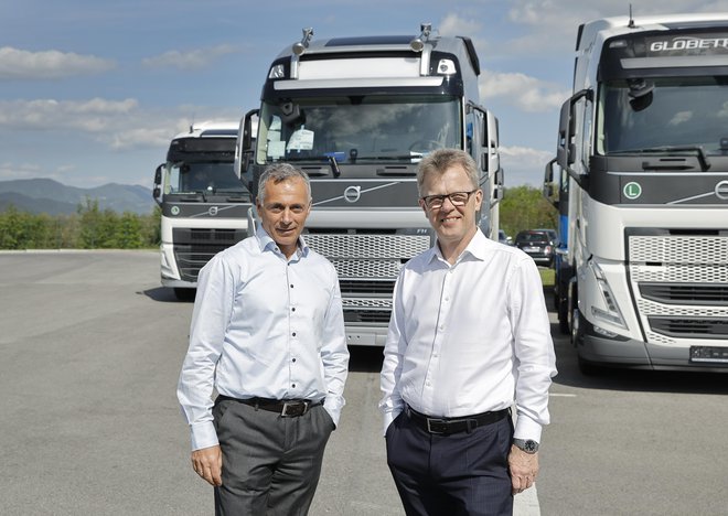 Po letu 2040 bi prenehali s prodajo težkih tovornih vozil, ki ne bodo ogljično nevtralna, sta načrte podjetja razkrila Roger Alm (desno) in Robert Grozdanovski. FOTO: Jože Suhadolnik/Delo
