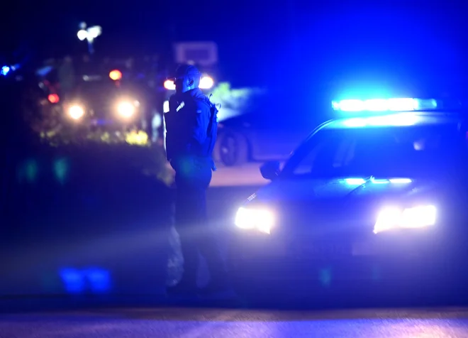 Policijska zapora v bližini vasi Malo Orašje. FOTO: Andrej Isakovic/AFP