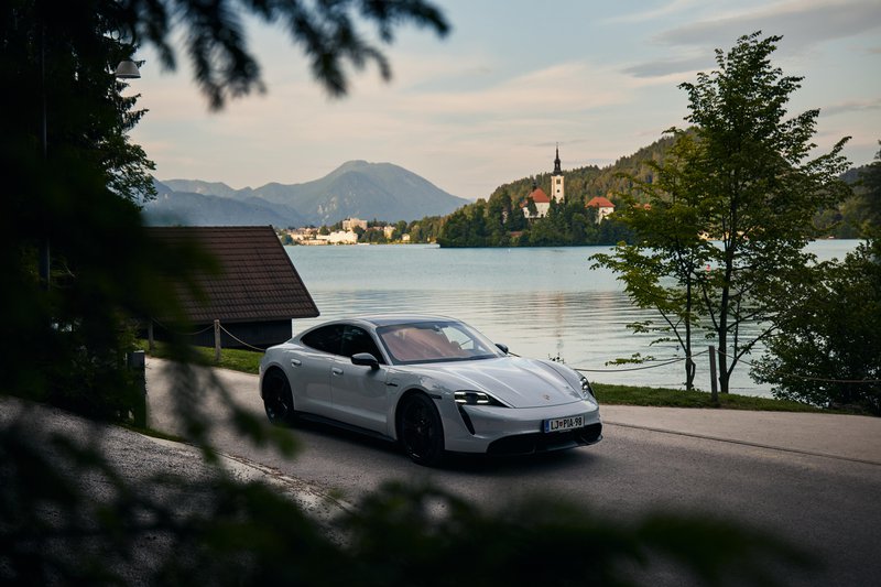 Fotografija: Kako s Taycanom prevoziti vse ceste v Sloveniji. FOTO: Porsche Center Ljubljana