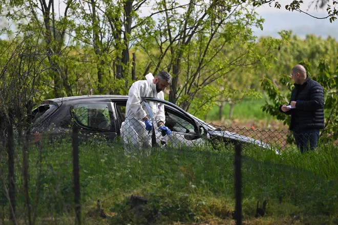 Forenziki preiskujejo na kraju zločina. FOTO: Andrej Isakovic/AFP