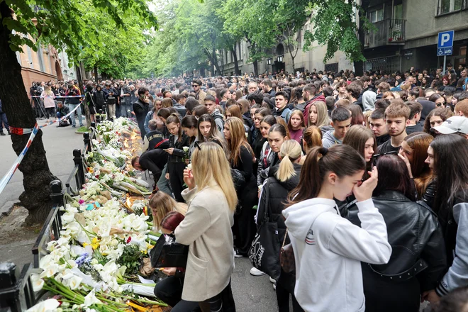 Srbija je v šoku, samo dan po pokolu na osnovni šoli se je zgodil še en podobno srhljiv zločin nekaj deset kilometrov južneje. FOTO: Antonio Bronić/Reuters