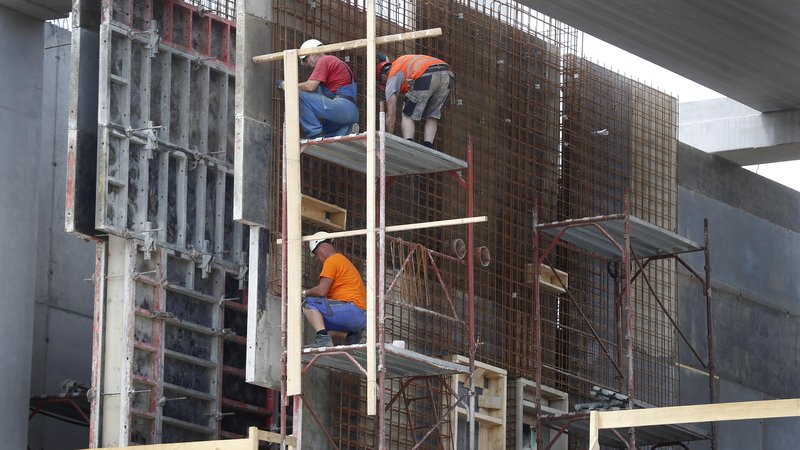 Fotografija: Delodajalci še naprej najbolj povprašujejo po delavcih v industriji in gradbeništvu. FOTO: Leon Vidic/Delo