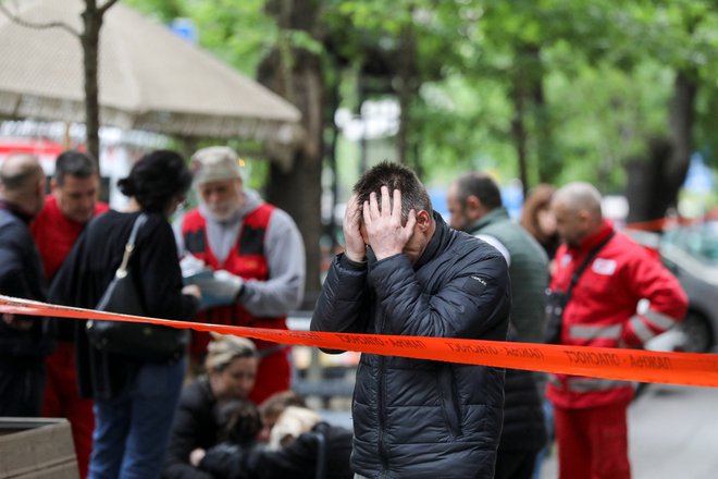 Odzivi po tragediji na osnovni šoli. FOTO: Djordje Kojadinovic/Reuters