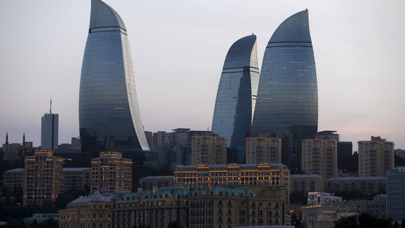 Fotografija: Sloviti nebotičniki v obliki plamenov v Bakuju. FOTO: Stoyan Nenov/Reuters