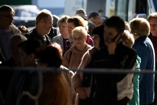 Vsaka evakuacija je boleča, čeprav je nujna zaradi varnosti. FOTO: Carlos Barria/Reuters