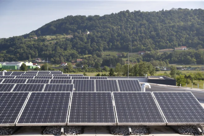 Za prebivalstvo v blokih ali strnjenih naseljih, kjer s sončnimi elektrarnami na strehah ni mogoče zagotoviti dovolj elektrike za neposredno rabo, velja razmisliti o poslovnem modelu tako imenovanih investitorskih sončnih elektrarn. FOTO: Leon Vidic/Delo
