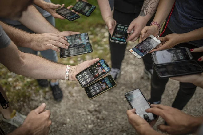 Njihovi svetovi se nam zdijo strašni in grozeči, nočemo vedeti, kaj je igra fortnite, nočemo vedeti, kako deluje snapchat, nočemo vedeti, kaj se dogaja na tiktoku. FOTO: Voranc Vogel/ Delo